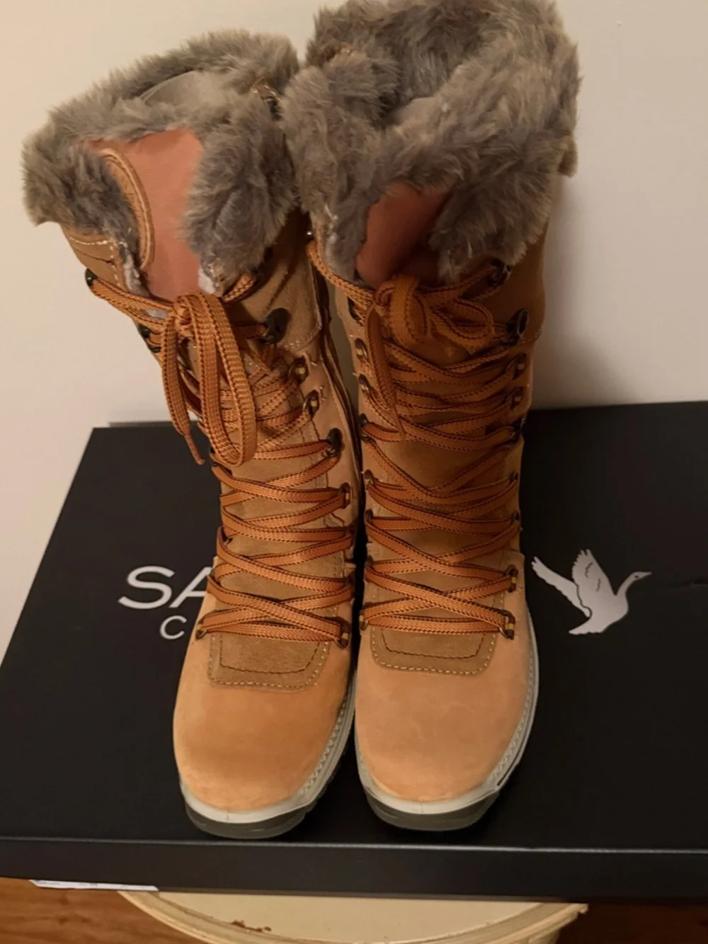 Santana Canada Marinda Tan Faux  Fur-Trim Lace-Up Winter Boots Size 8